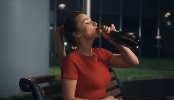 (Девочки смотрят на Вику)
- Чего, уставились? Я уже...