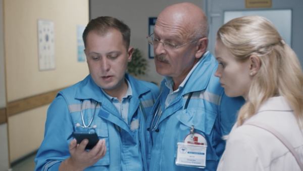 Ушаков: - Сан Саныч звонит.
Рая: - Наверное, диспетчер...