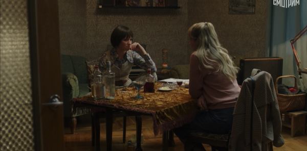 - Почему в Москве все помешаны на импортных шмотках?
- Это...