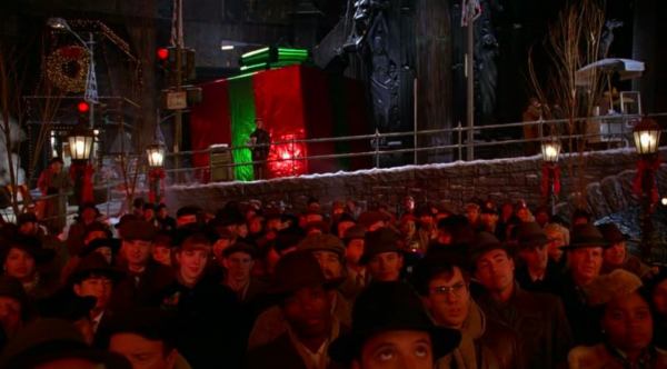 [на площадь выкатывается огромный рождественский...